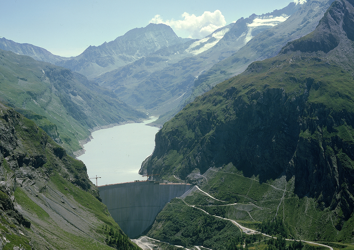 Mauvoisin dam during heightening in 1990. 